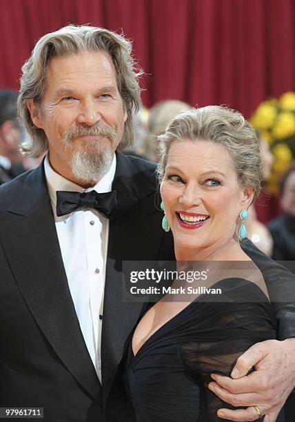 Actor Jeff Bridges arrives with his wife Susan at the 82nd Annual Academy Awards held at the Kodak Theatre on March 7, 2010 in Hollywood, California.