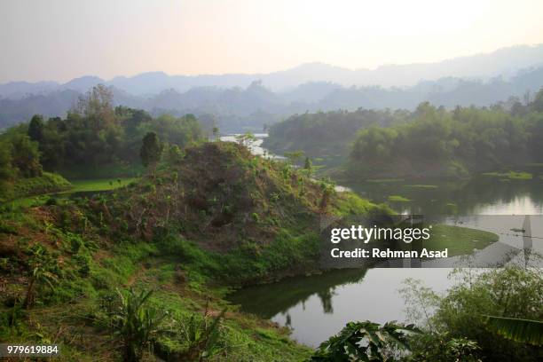 largest lake in bangladesh - dispersal botany fotografías e imágenes de stock