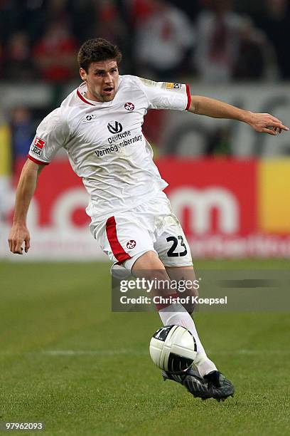 Florian Dick of Kaiserslautern runs with the ball during the Second Bundesliga match between Fortuna Duesseldorf and 1. FC Kaiserslautern at Esprit...