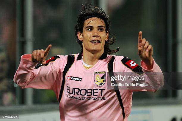 Edinson Cavani of Palermo celebrates his goal during the Serie A match between US Citta di Palermo and FC Internazionale Milano at Stadio Renzo...