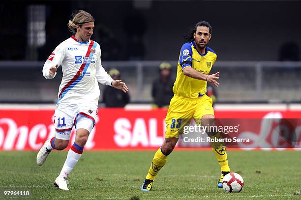 Mario Yepes of Chievo competes with Maxi Lopez of Catania during the Serie A match between AC Chievo Verona and Catania Calcio at Stadio Marc'Antonio...