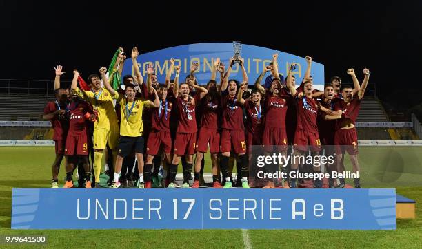 Players of AS Roma celebrate the victory after the U17 Serie A and B Final match between Atalanta BC v AS Roma at Stadio Bruno Benelli on June 20,...