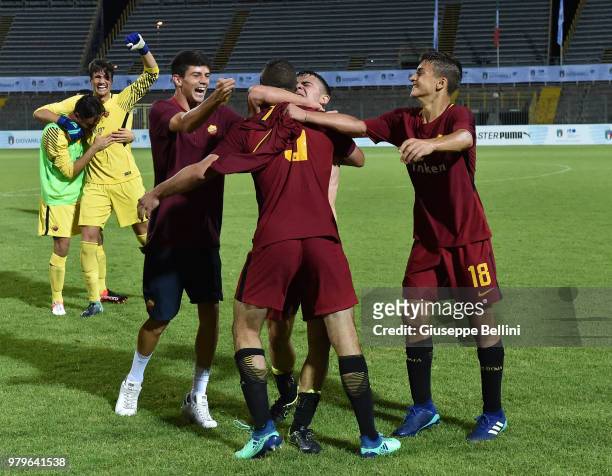 Players of AS Roma celebrate the victory after the U17 Serie A and B Final match between Atalanta BC v AS Roma at Stadio Bruno Benelli on June 20,...