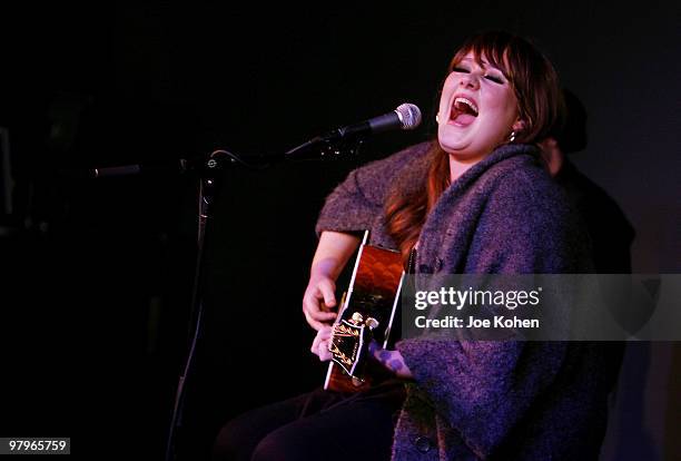 Singer Adele performs at the Apple Store in Soho on November 14, 2008 in New York City.