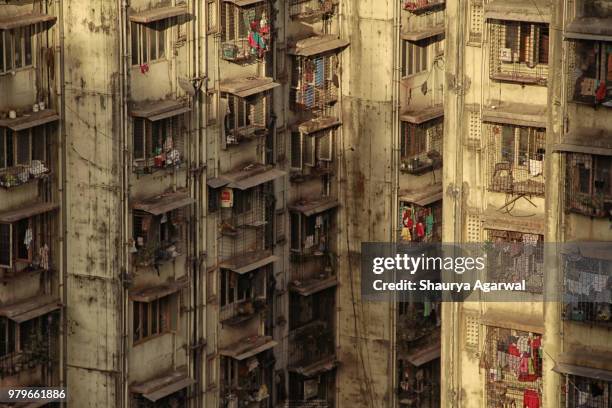old run down block of flats, mumbai, india - indian slums fotografías e imágenes de stock
