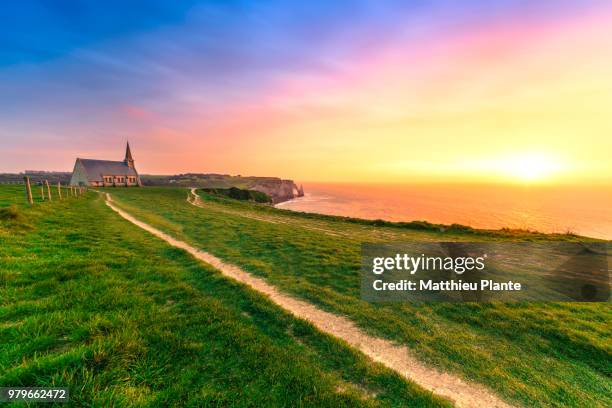 old church overlooking calm sea at sunrise, etretat, france - haute normandie 個照片及圖片檔