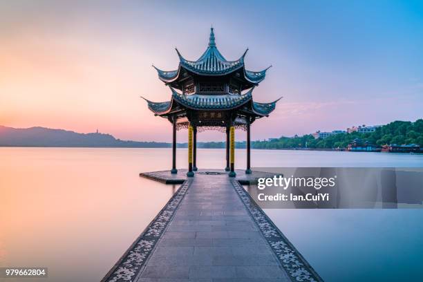 jixian pavilion of hangzhou west lake, china (dusk) - provincia de zhejiang fotografías e imágenes de stock