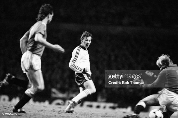 Paul Sturrock scores Dundee United's 2nd goal during the Manchester United v Dundee United UEFA Cup 3rd Round 1st leg match played at Old Trafford,...