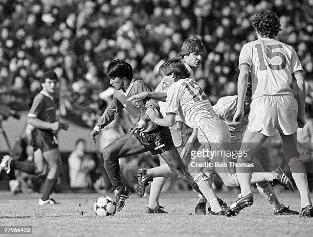 Jose Percudani of Independiente with the ball moves past Ronnie Whelan , Jan Molby , and Gary Gillespie of Liverpool during the Liverpool v...