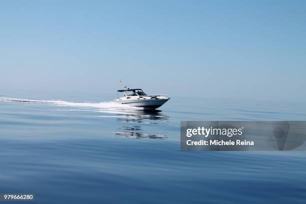 sky-sea fusion - motorboot stockfoto's en -beelden