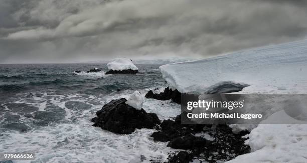 antarctica is earth's southernmost continent, containing the geographic south pole. it is situated i - michael pole stock-fotos und bilder