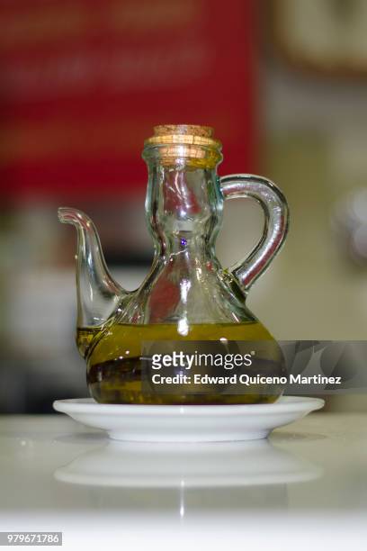 aceite de oliva - aceite de oliva stockfoto's en -beelden