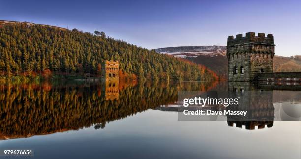 reflections at derwent valley dam in derbyshire, england. - derwent reservoir stock pictures, royalty-free photos & images