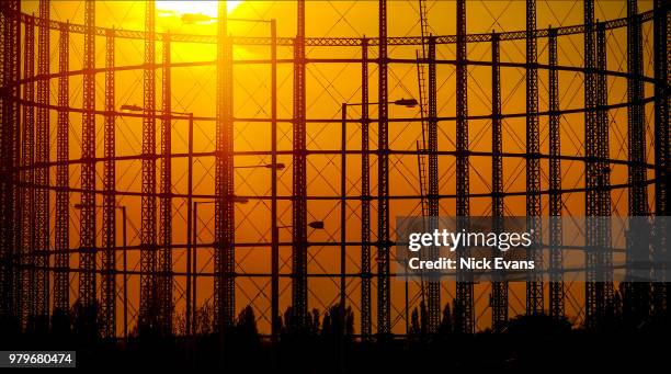 ladbroke grove gasworks - central-eléctrica-a-gas fotografías e imágenes de stock