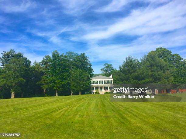 huge lawn in front of historic house in the catskills, new york - huis van twee verdiepingen stockfoto's en -beelden