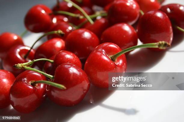 una tira l'altra - bing cherry stock pictures, royalty-free photos & images