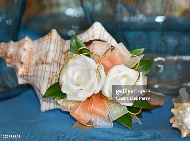 beautiful wrist corsage - deb perry photos et images de collection