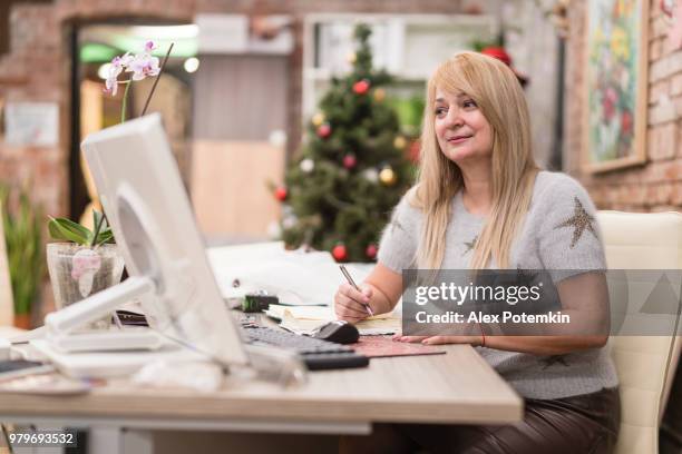 madura, cuerpo positivo empresaria, dueña de pequeña empresa, trabajando en la oficina - alex potemkin or krakozawr fotografías e imágenes de stock