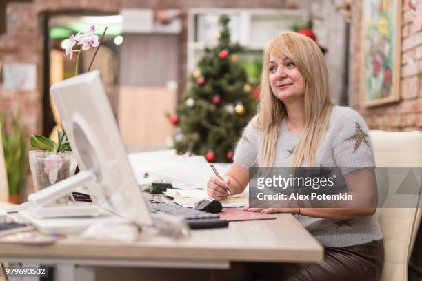 mature, body positive businesswoman, small business owner, working in the office - alex potemkin or krakozawr stock pictures, royalty-free photos & images