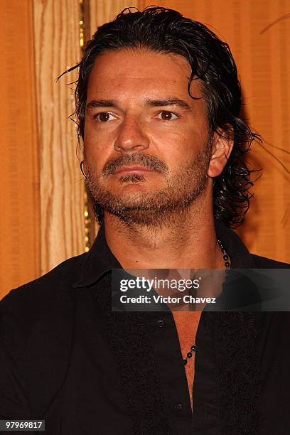 Singer Ricardo Arjona attends The "5to Piso Tour" press conference at the Hotel Presidente Intercontinental on June 3, 2009 in Mexico City, Mexico.