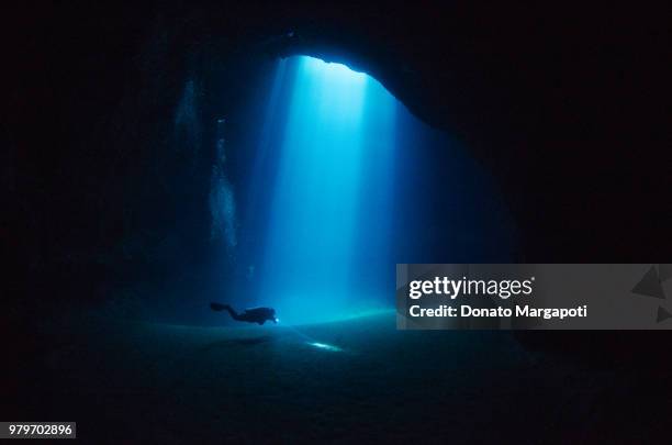 into darkness - sea sunlight underwater stockfoto's en -beelden