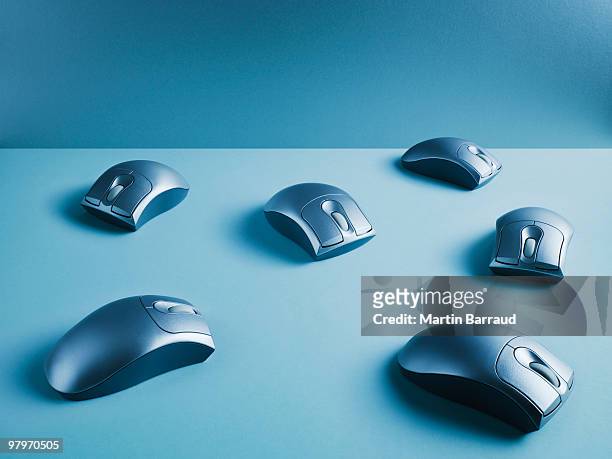 wireless computer mice - computer mouse stock pictures, royalty-free photos & images