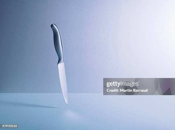 knife floating - kitchen knife imagens e fotografias de stock