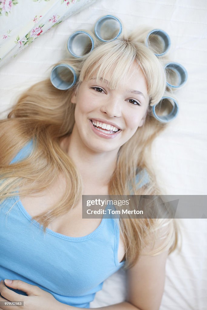 Mulher pôr com Rolo de Cabelo no Cabelo