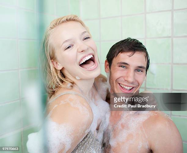 couple in bathtub covered with soap suds - couples showering together 個照片及圖片檔