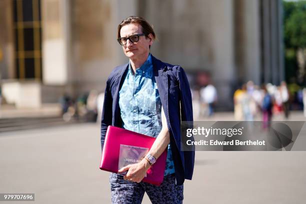 Fashion journalist Hamish Bowles wears a blazer jacket, a blue shirt, pants, outside Off-White, during Paris Fashion Week - Menswear Spring-Summer...