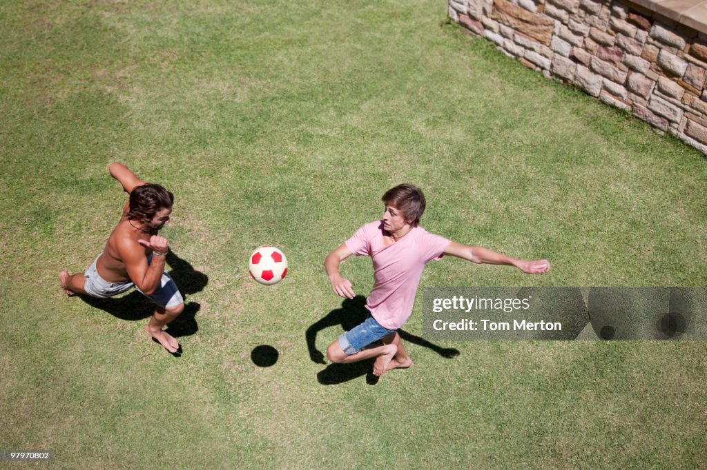 Homens jogar futebol na grama