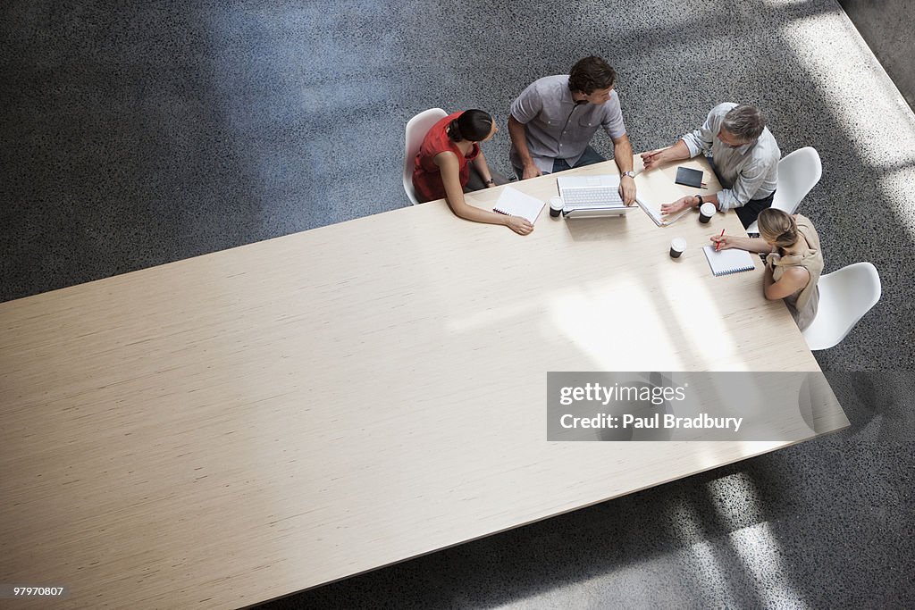Empresarios reunidos alrededor de una mesa de conferencias