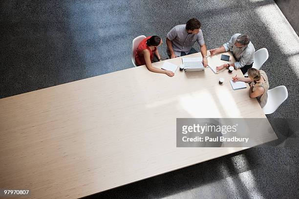 hommes d'affaires réunis autour d'une table de conférence - vue en plongée verticale photos et images de collection