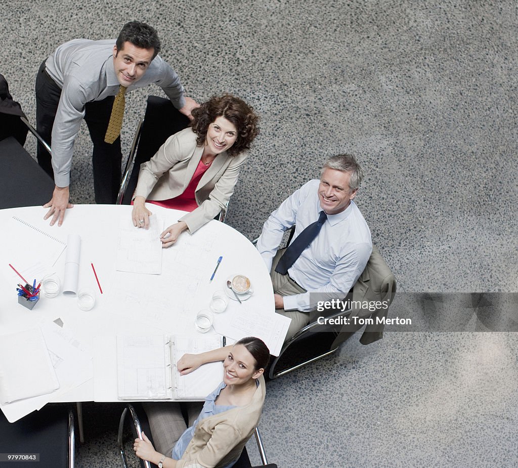 Draufsicht Geschäftsleute am Konferenztisch
