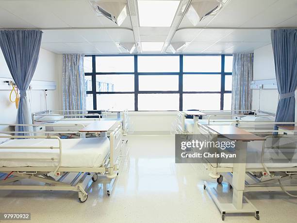 empty hospital room with beds - ward stockfoto's en -beelden