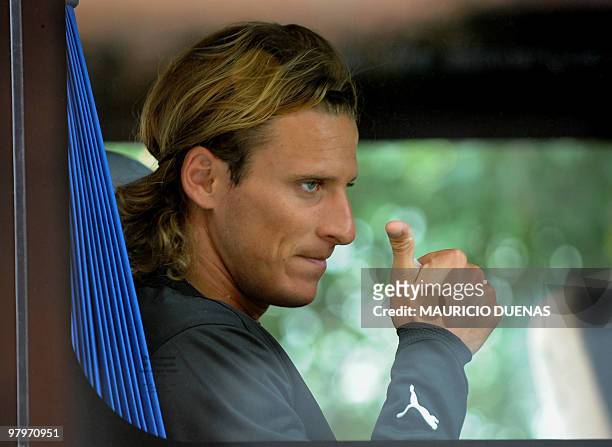 Uruguayan footballer Diego Forlan gives the thumbs up to the fans prior to a training session on September 5, 2008 in Bogota. Uruguay arrived in...