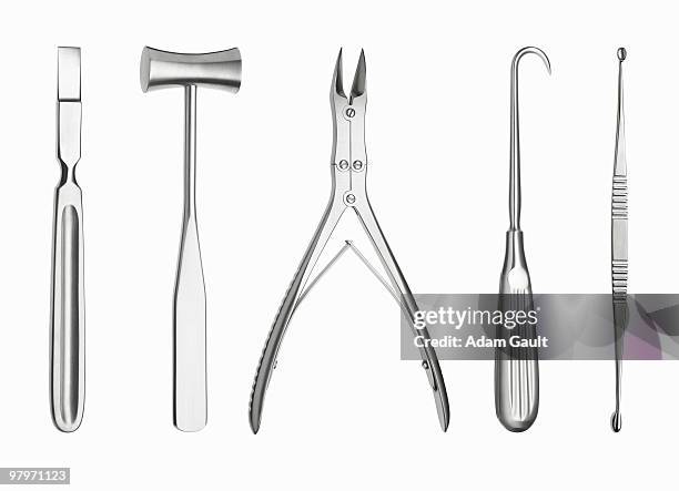 surgical tools in a row - equipamento cirúrgico imagens e fotografias de stock