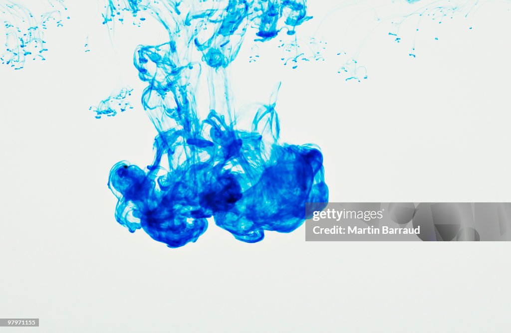 Tinta azul suspenso em água