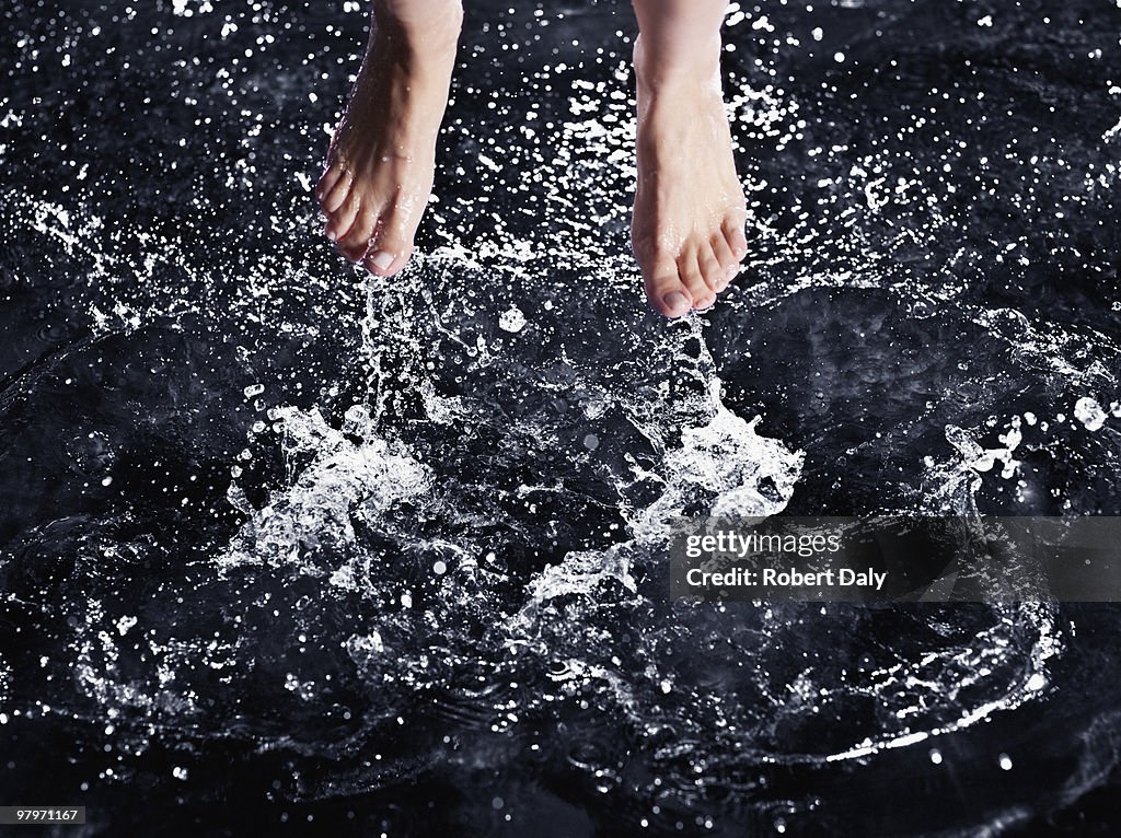 Nackte Füße Planschen im Wasser