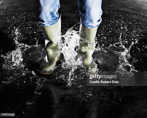 wellingtons spruzzi in acqua - wellington boot foto e immagini stock