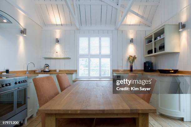 dining table in domestic kitchen - dining room 個照片及圖片檔