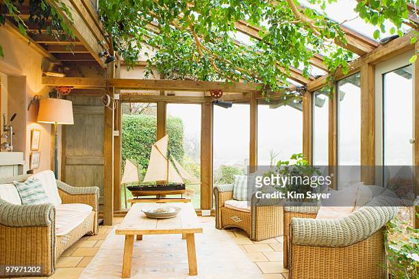 oak sunroom with ivy - conservatory house photos et images de collection