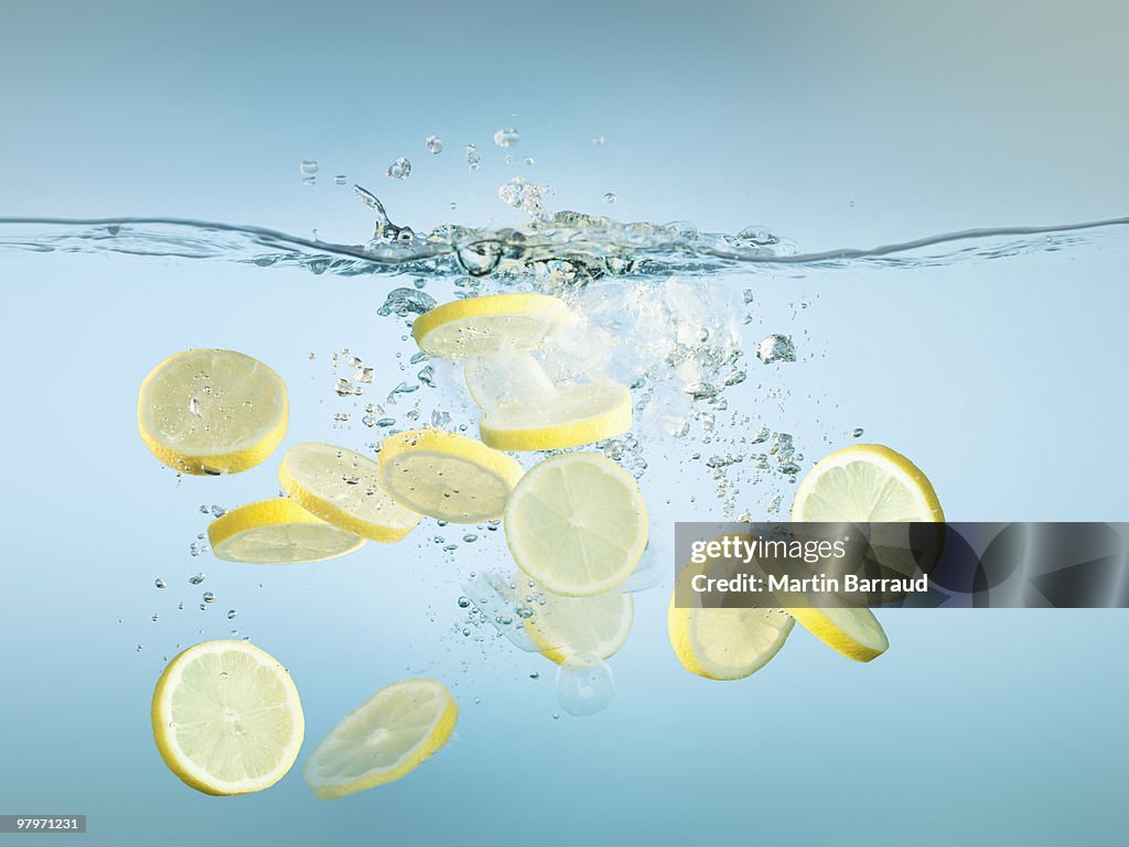 スライスレモンズに水のしぶき
