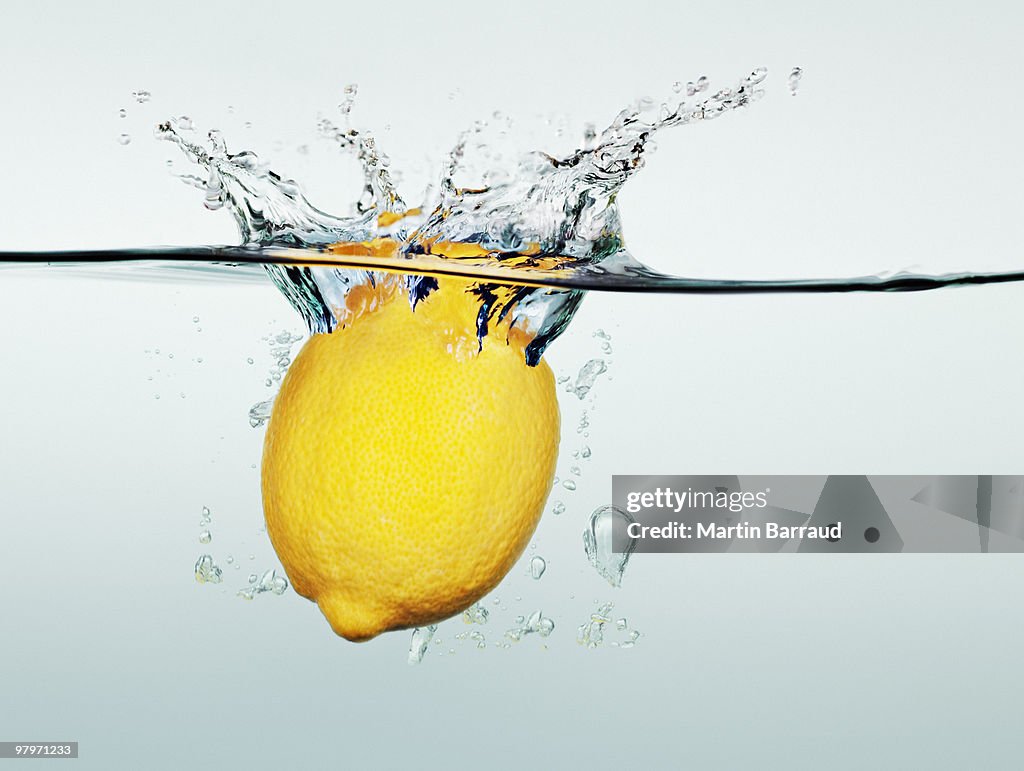Salpicaduras de agua de limón