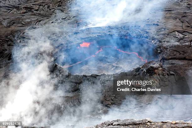 volcano crater, volcano national park, hawaii, usa - cratera de halemaumau - fotografias e filmes do acervo