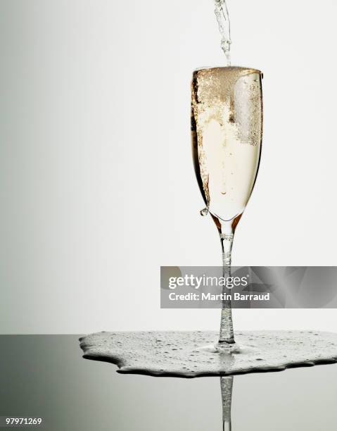 champagne pouring into glass and overflowing - overlopen stockfoto's en -beelden