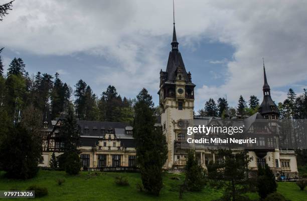 peles castle - sinaia stockfoto's en -beelden