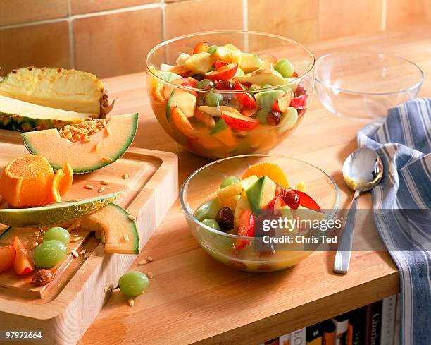 bowls of fresh fruit - 5 am tag stock-fotos und bilder