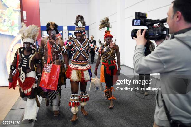 March 2018, Germany, Berlin: A dance group from Zambia dancing through a hallway of the International Tourism Fair. Photo: Maurizio Gambarini/dpa