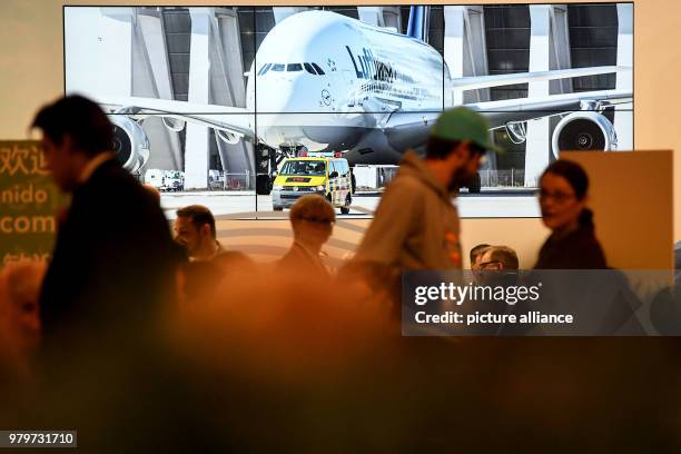 Besucher gehen über die Internationale Tourismus-Börse . 08 March 2018, Germany, Berlin: Visitors walking through the International Tourism Fair ....